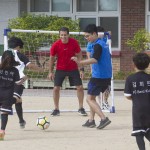 [사진 2] 메르세데스-벤츠 사회공헌위원회, 연평도서 ‘FC 어린이 벤츠’ 축구 교실 등 추석맞이 나눔활동 진행