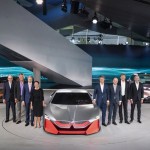 사진1-BMW 그룹 하랄드 크루거 회장을 비롯한 보드멤버들이 BMW Vision M NEXT 앞에서 포즈를 취하고 있다